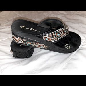 ADORABLE Summer Sandals - Embroidered w/Bling Sz 8